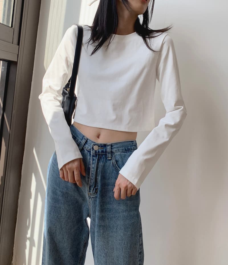 ネイビーコーデ シンプルクロップド丈長袖カットソー