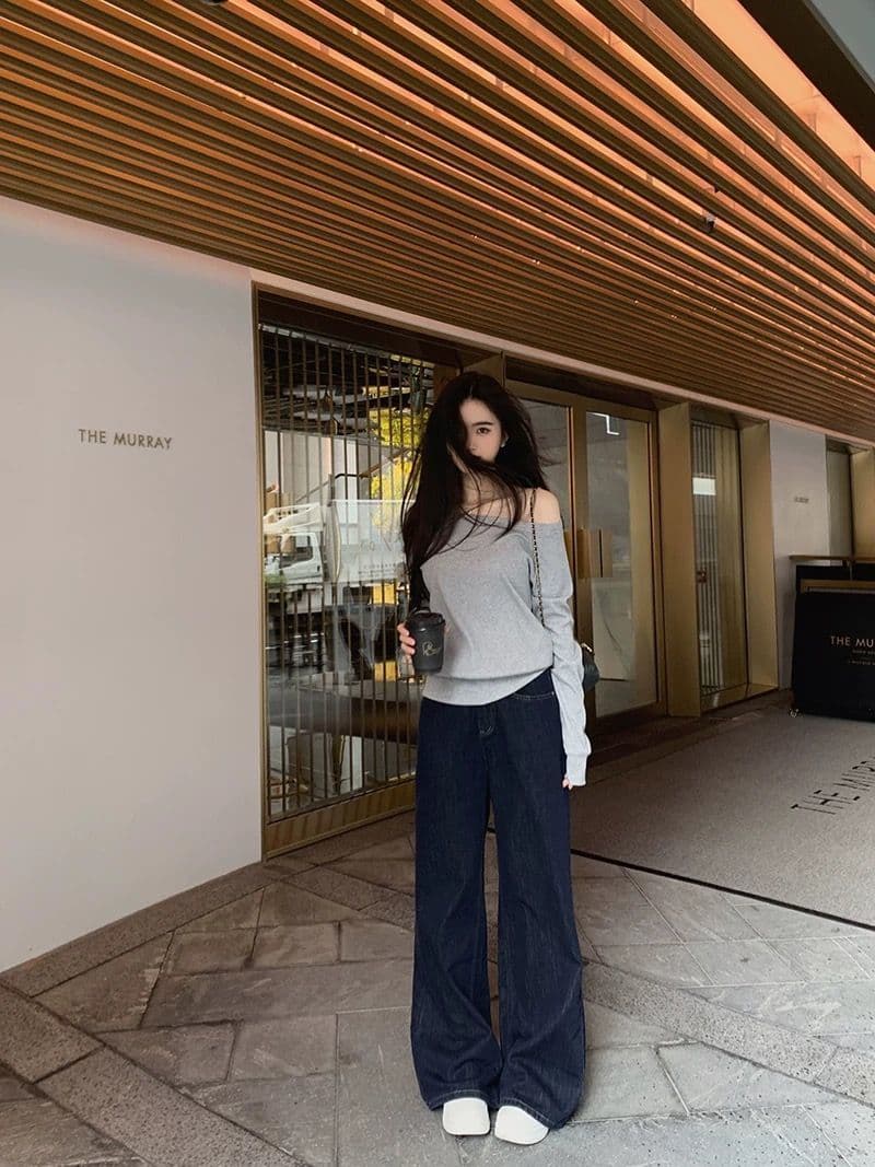 ネイビーコーデ ゆったりワイドデニムパンツ