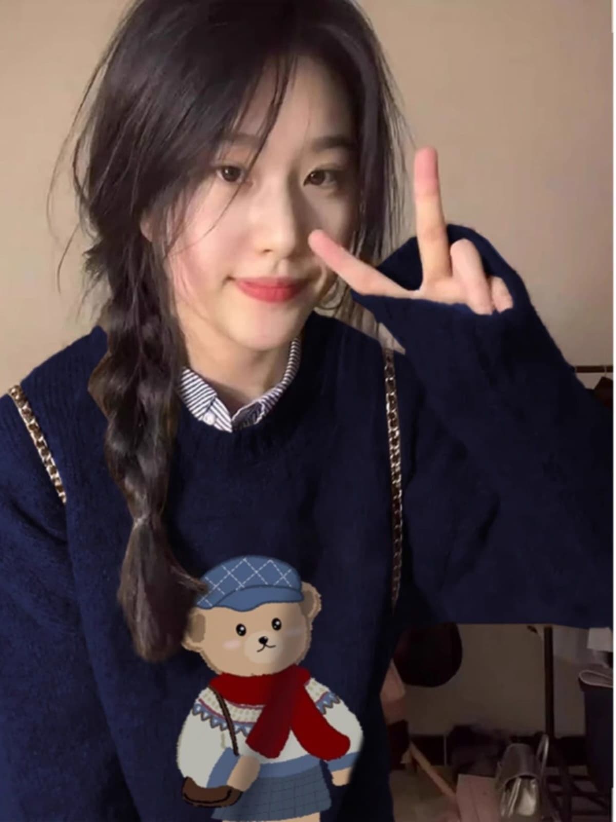 ネイビーコーデ くまさん刺繍入りあったかニット
