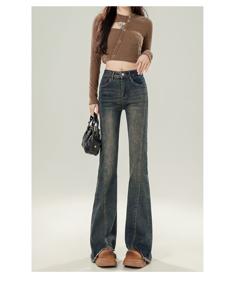 ネイビーコーデ 洗いざらしスリムフレア美脚デニム