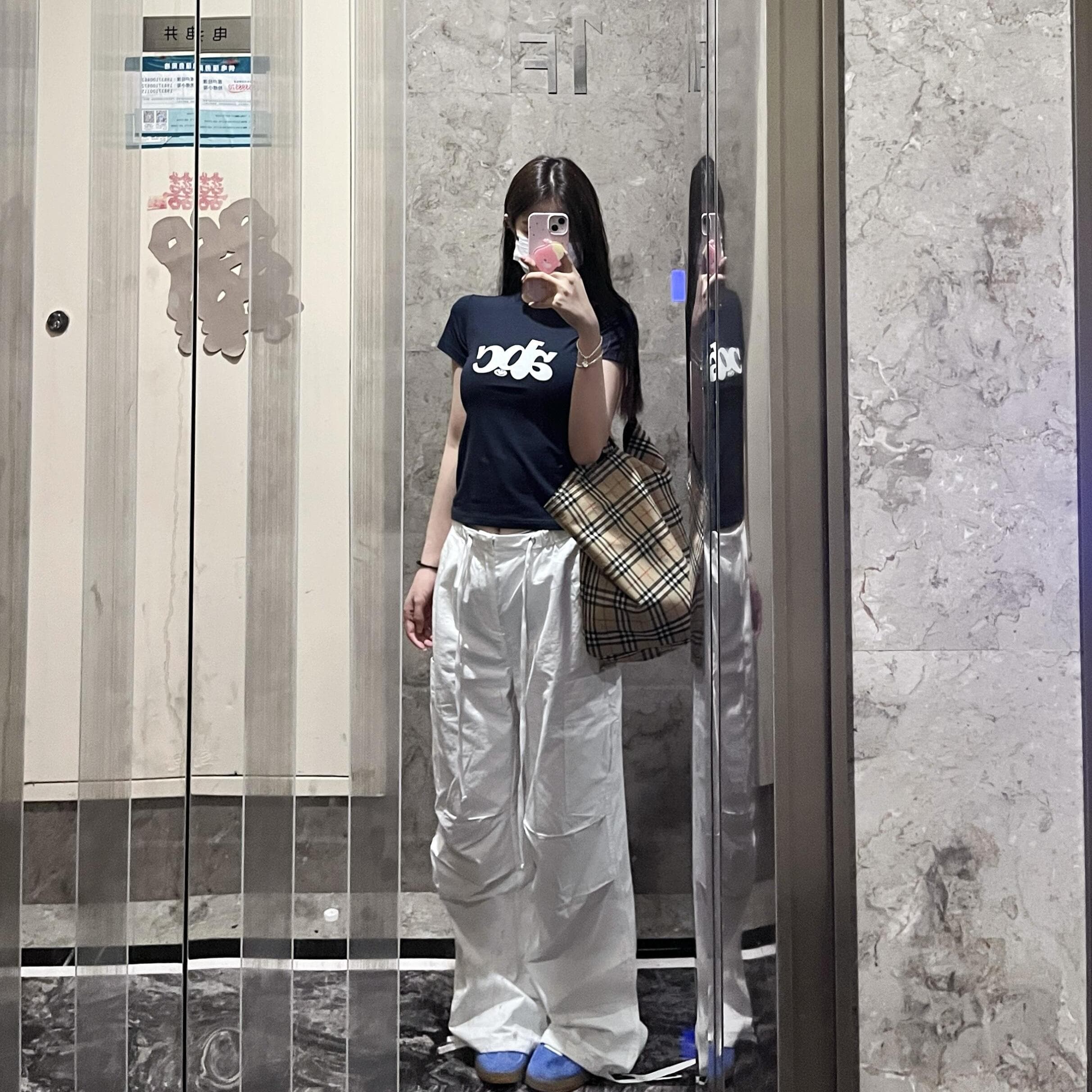 ネイビーコーデ 着るだけで、ちょっとカッコいい。ネイビーロゴTシャツ