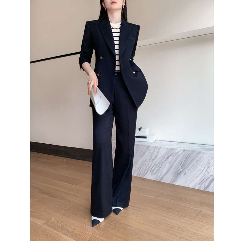 ネイビーコーデ 洗練スーツセットアップ