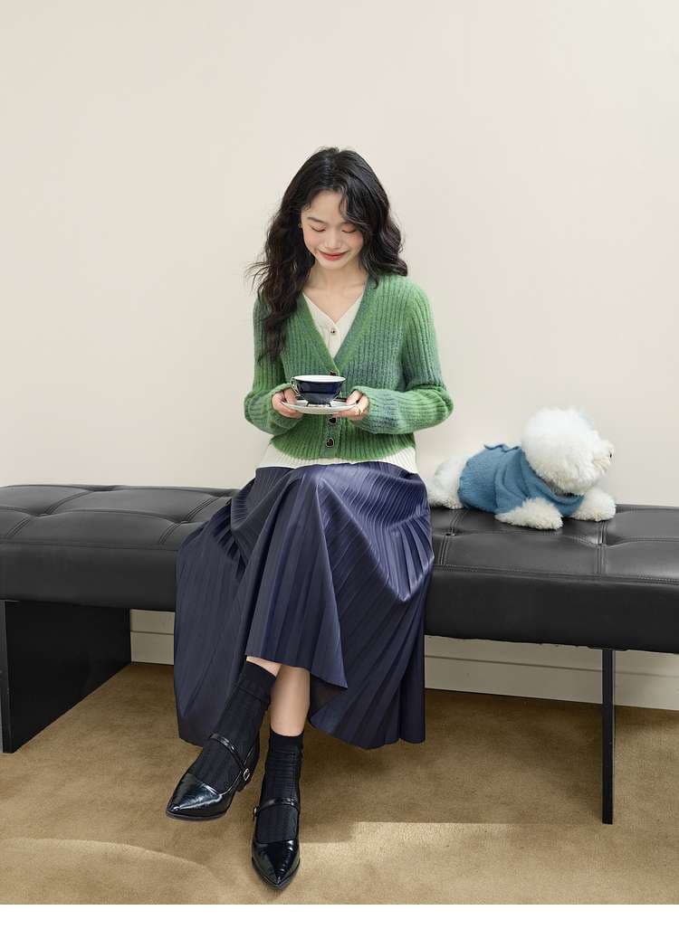 ネイビーコーデ 柔らか揺れ感プリーツロングスカート