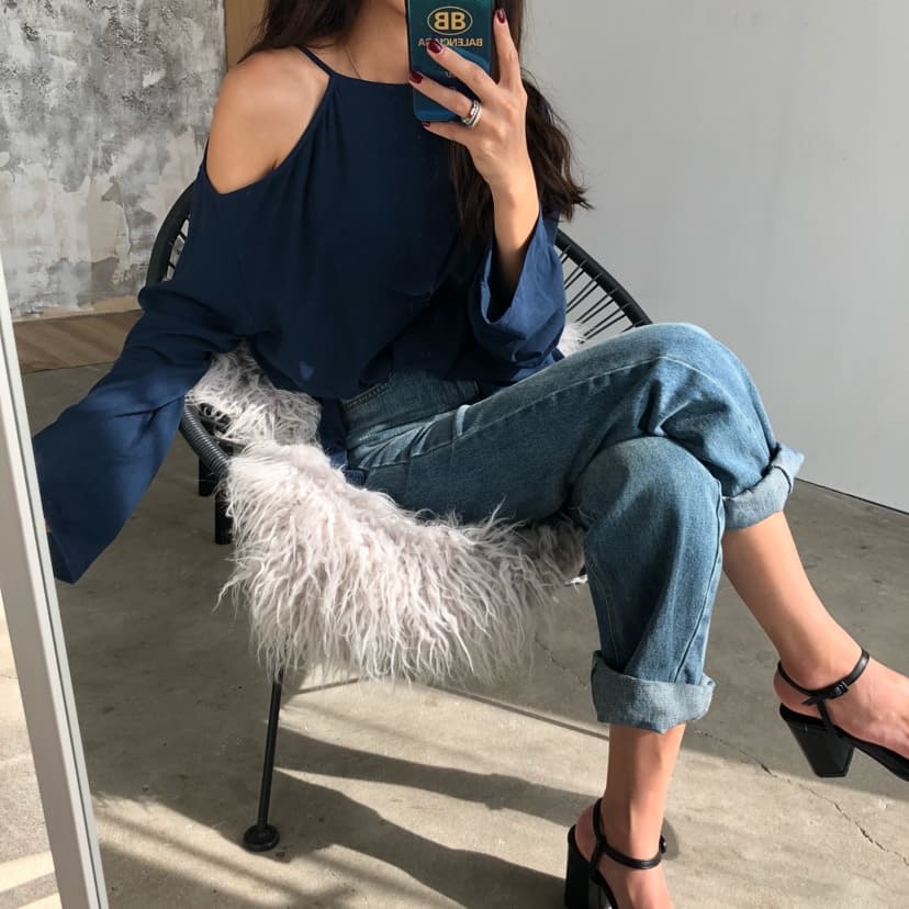 ネイビーコーデ 肩開きゆったりトップス