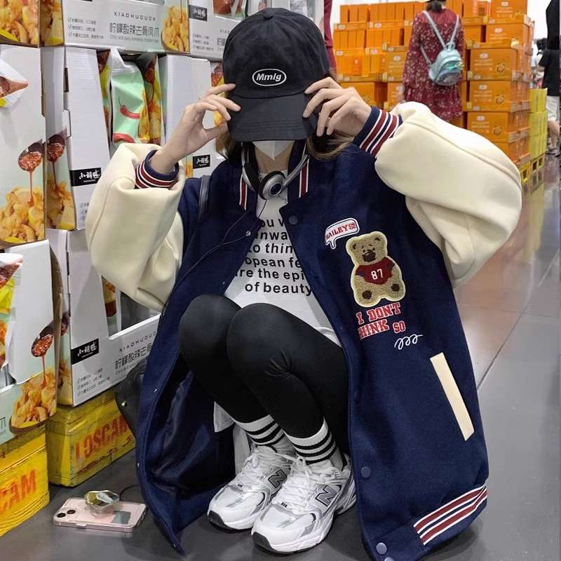 ネイビーコーデ もこもこクマ スタジャン