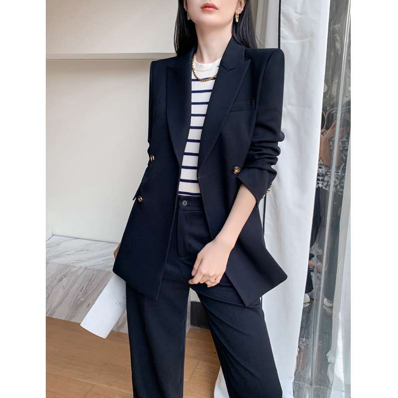 ネイビーコーデ 洗練スーツセットアップ