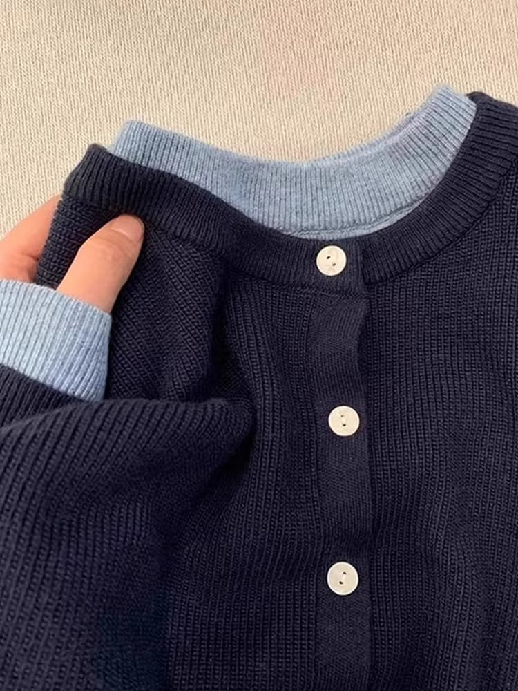 ネイビーコーデ 上品リブ編み釦付き長袖ニット