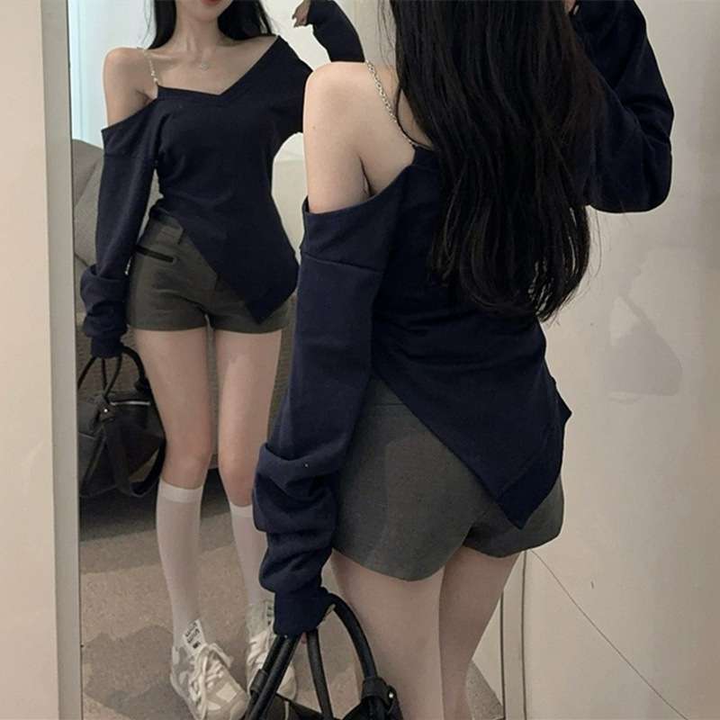 ネイビーコーデ 大胆な肌見せで魅せる、ネイビーチェーンオフショルトップス