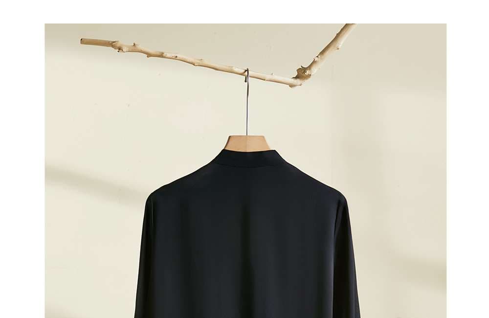 ネイビーコーデ 優雅な襟元タイ付きブラウス