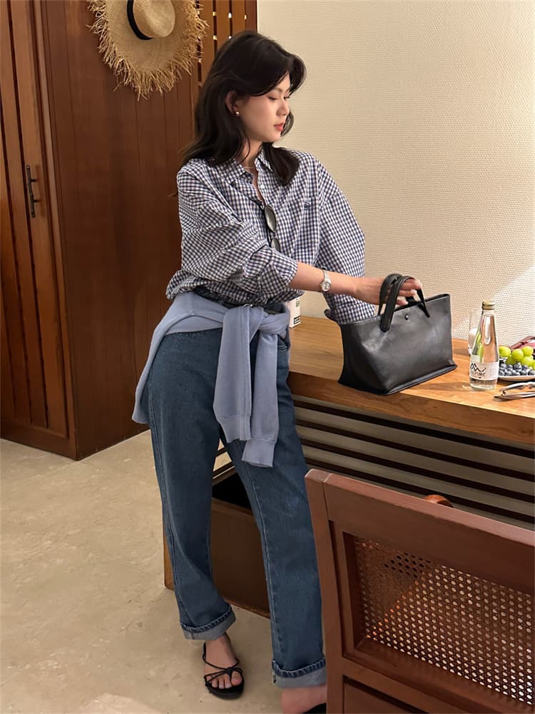 ネイビーコーデ シンプルギンガムチェック柄シャツ