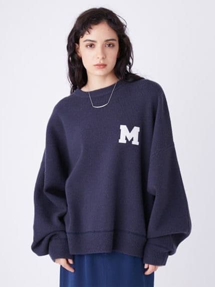 ネイビーコーデ 大きな文字ワッペン付きゆったりトップス