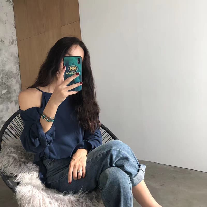 ネイビーコーデ 肩開きゆったりトップス