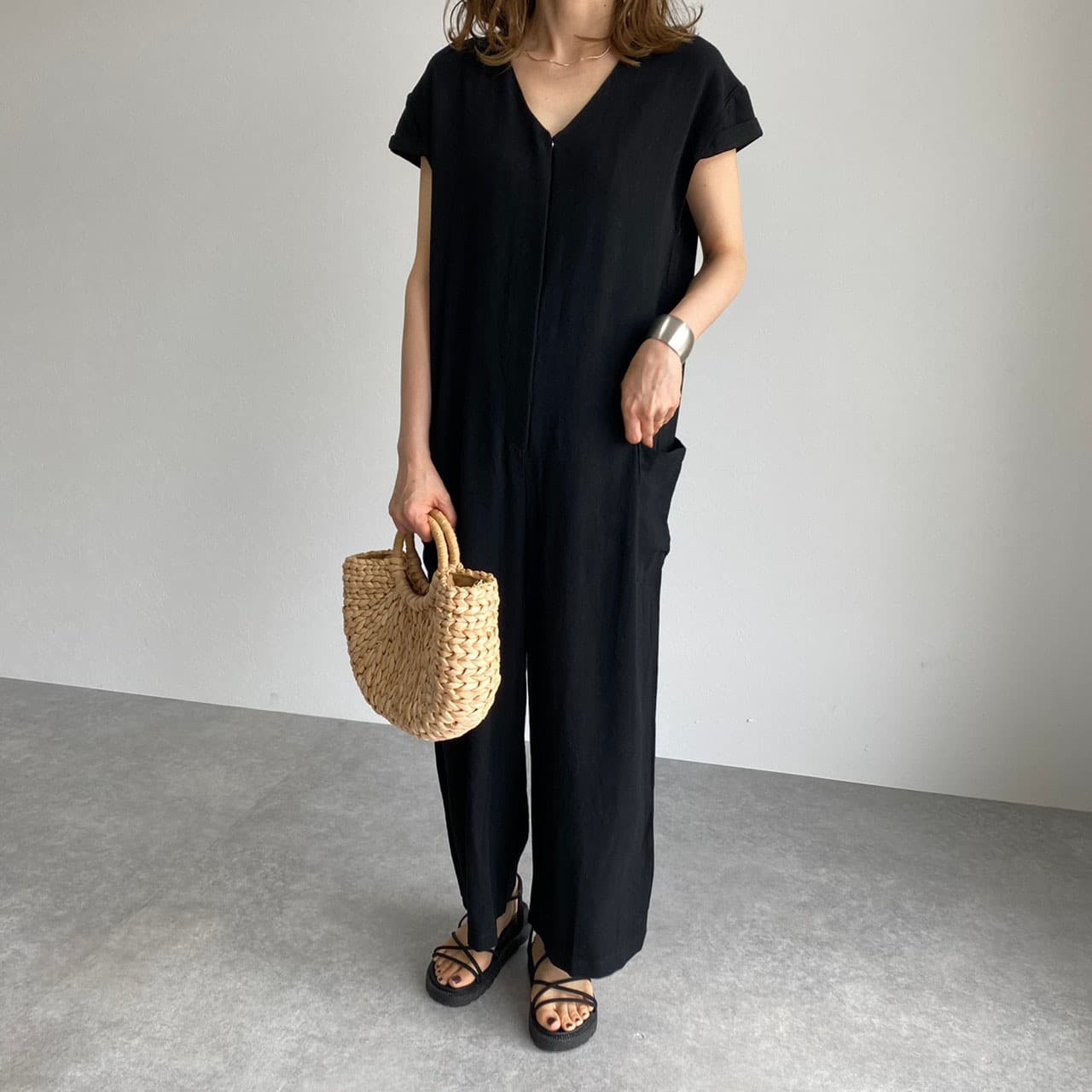 ネイビーコーデ ゆったりシルエットサロペットパンツ