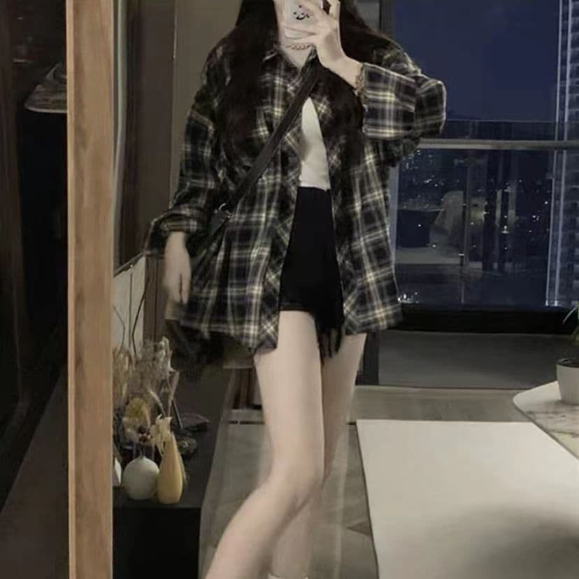 ネイビーコーデ ゆったりチェック柄シャツ