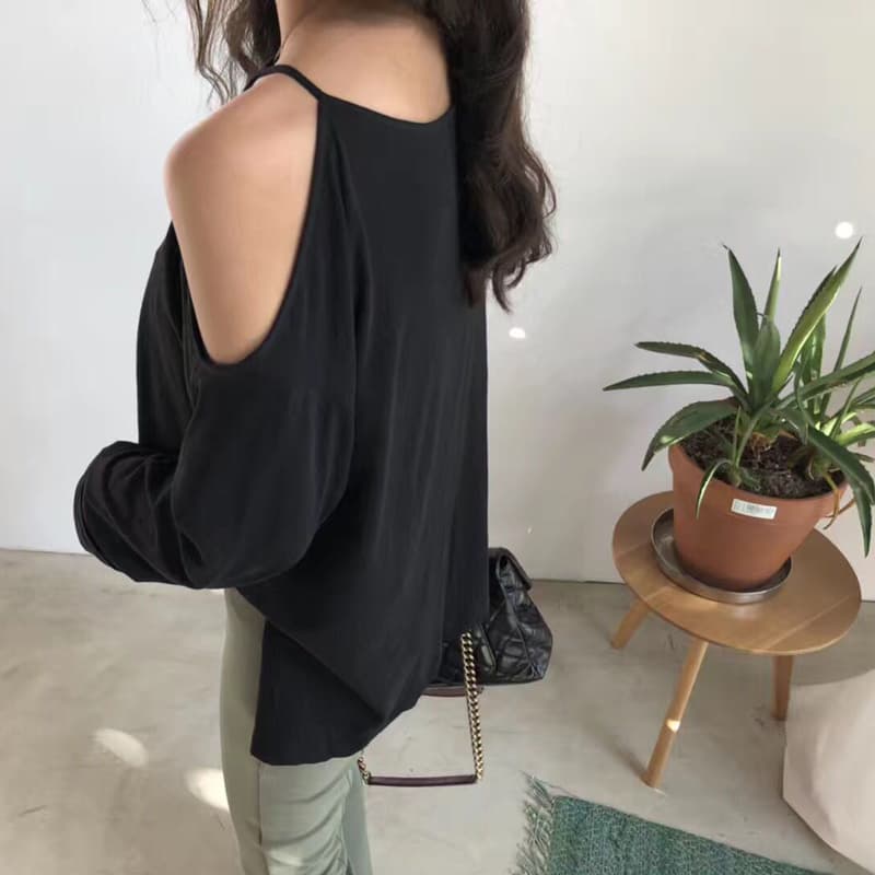 ネイビーコーデ 肩開きゆったりトップス