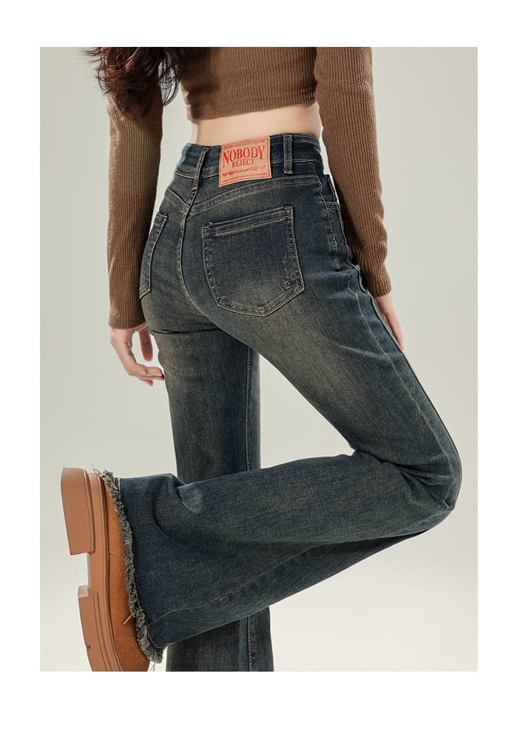 ネイビーコーデ 洗いざらしスリムフレア美脚デニム