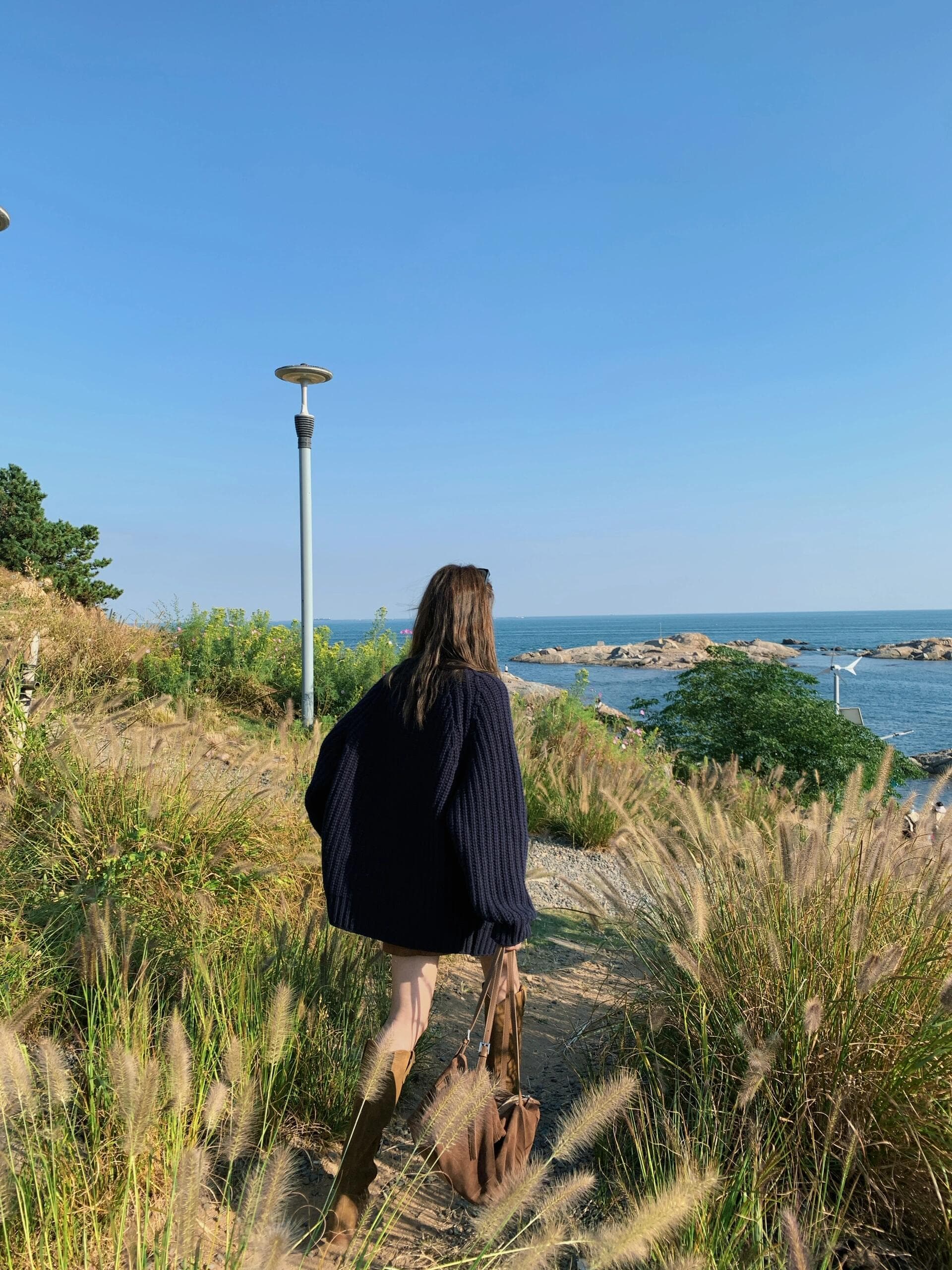 ネイビーコーデ ゆったりケーブル編みダッフルコート