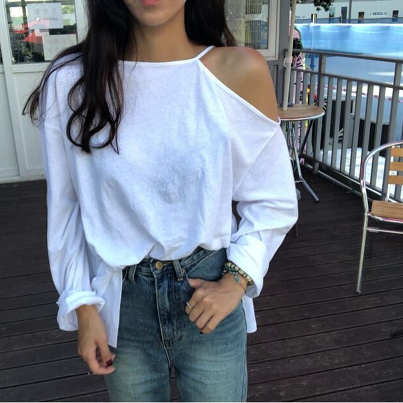 ネイビーコーデ 肩開きゆったりトップス