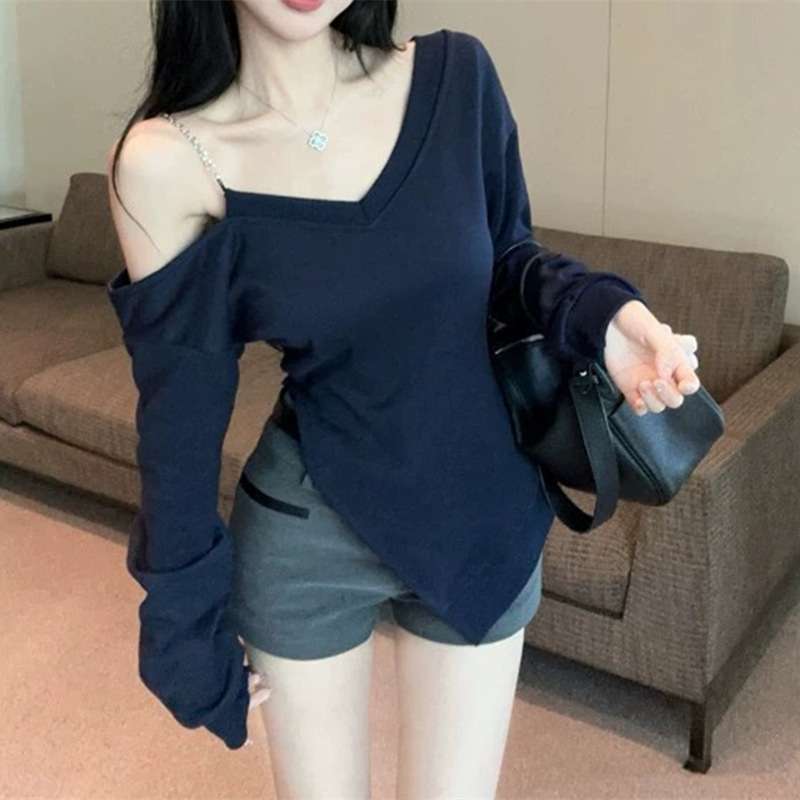 ネイビーコーデ 大胆な肌見せで魅せる、ネイビーチェーンオフショルトップス