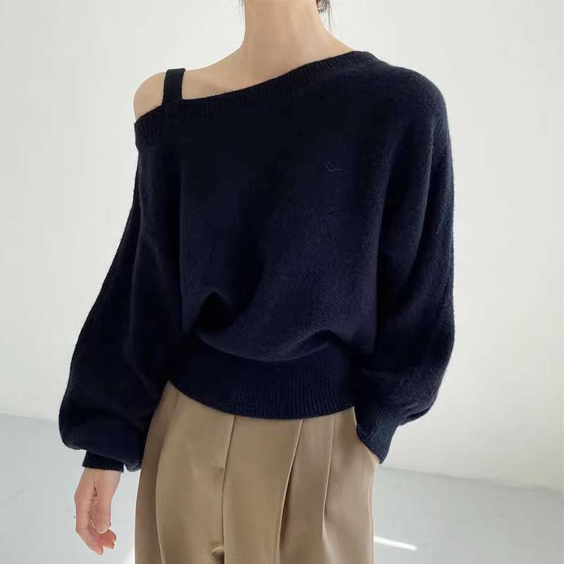 ネイビーコーデ アシンメトリー肩出し風船袖ニット