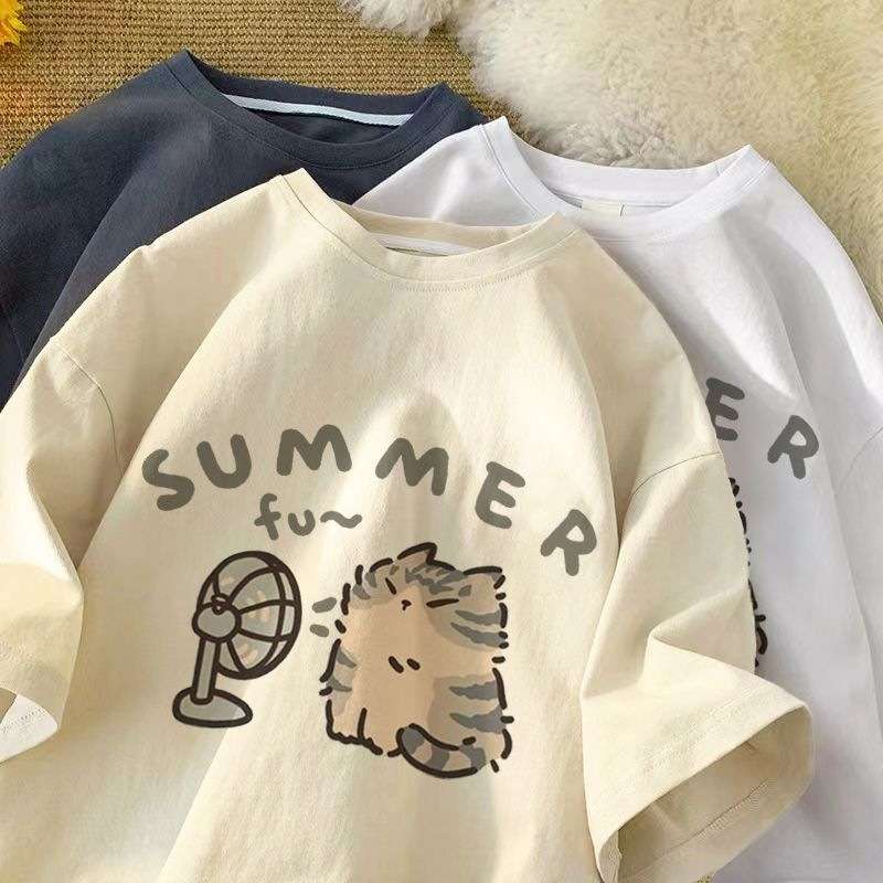 ネイビーコーデ ねこさんと扇風機の涼やかTシャツ