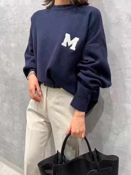 ネイビーコーデ 大きな文字ワッペン付きゆったりトップス