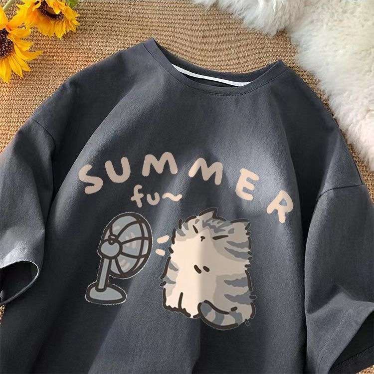 ネイビーコーデ ねこさんと扇風機の涼やかTシャツ