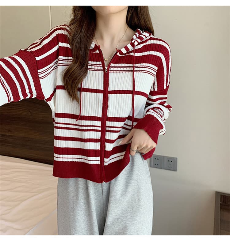 ネイビーコーデ 女性らしい縞模様フード付きニットカーディガントップス