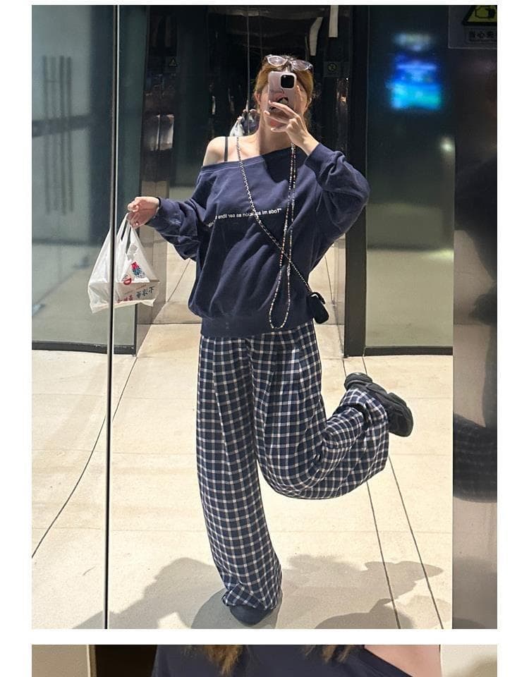 ネイビーコーデ オフショルダー風ゆるニット