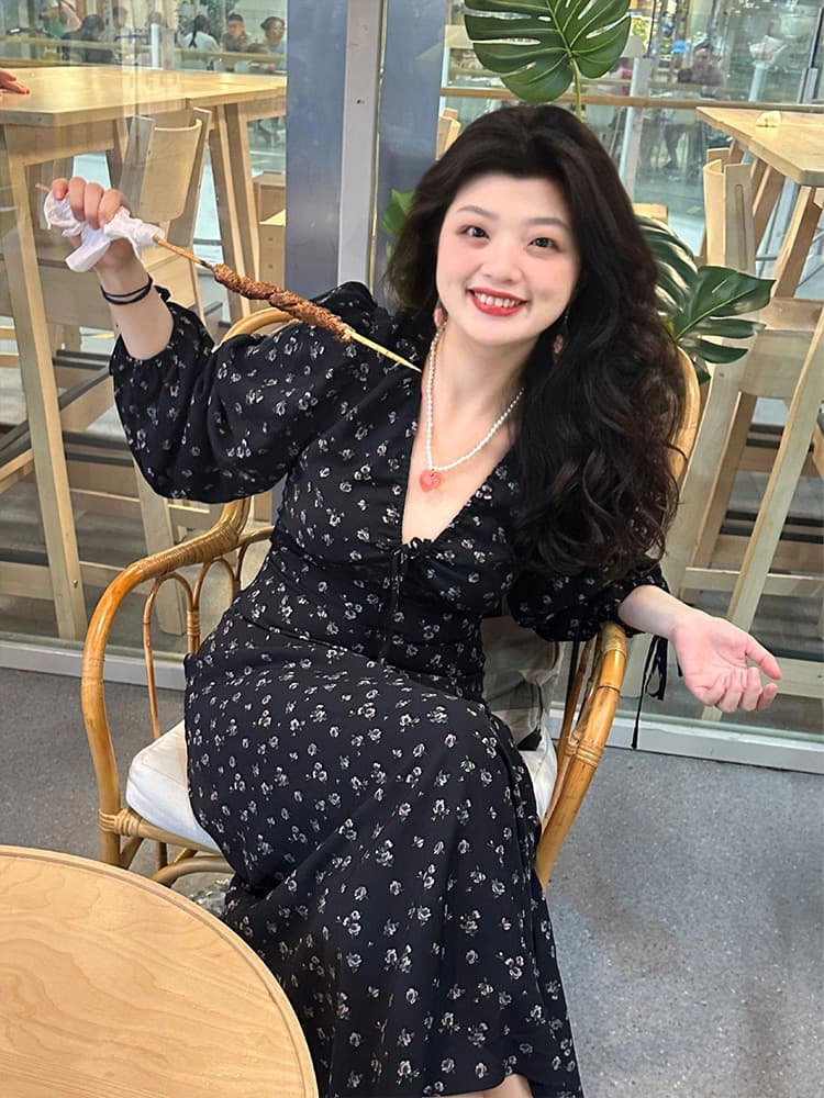 ネイビーコーデ 小花柄ふんわりパフスリーブ袖マキシワンピース