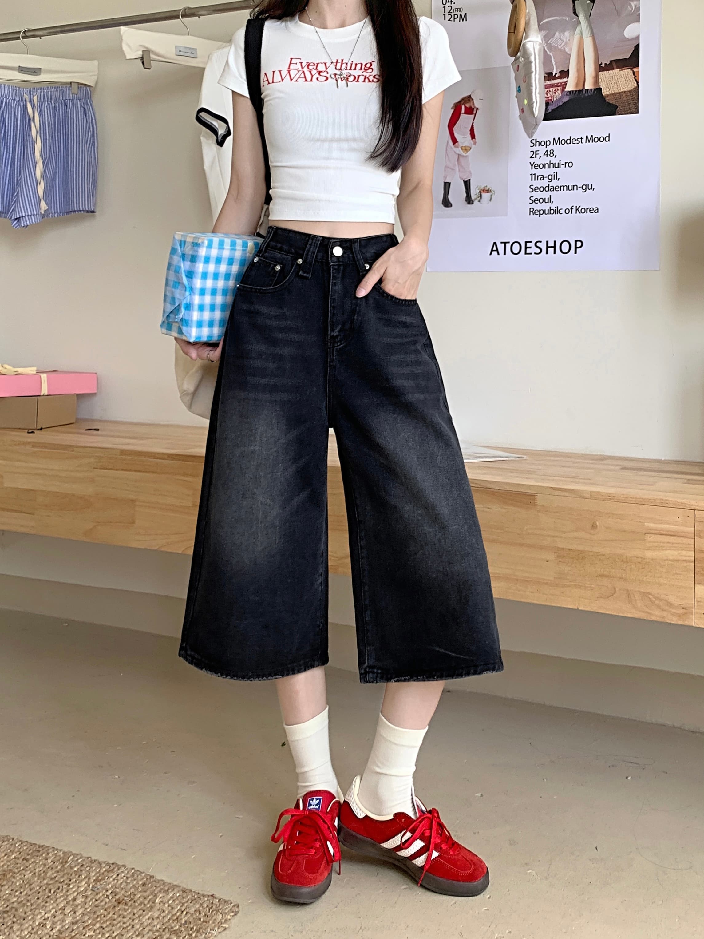 ネイビーコーデ ワイドデニムクロップドパンツ