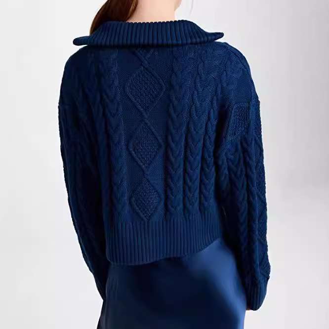 ネイビーコーデ 上質な冬の装いケーブル編みニット