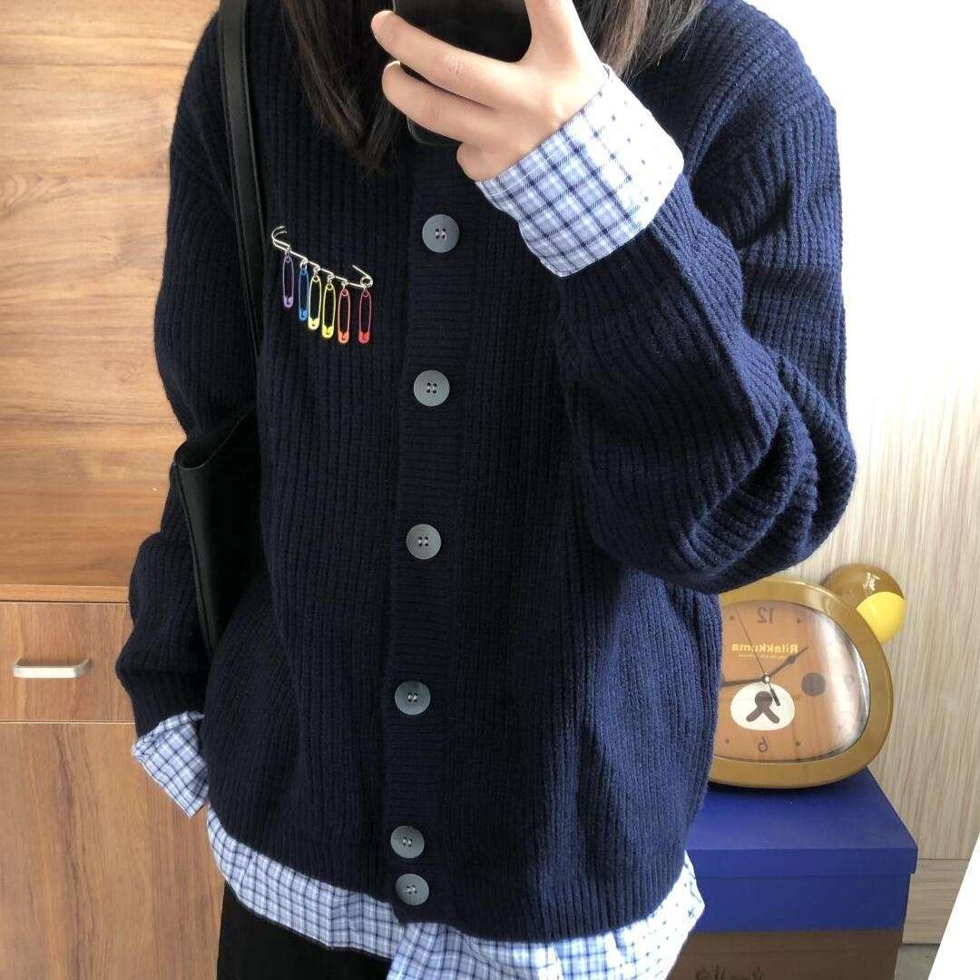 ネイビーコーデ あったかボタン付きロングニット