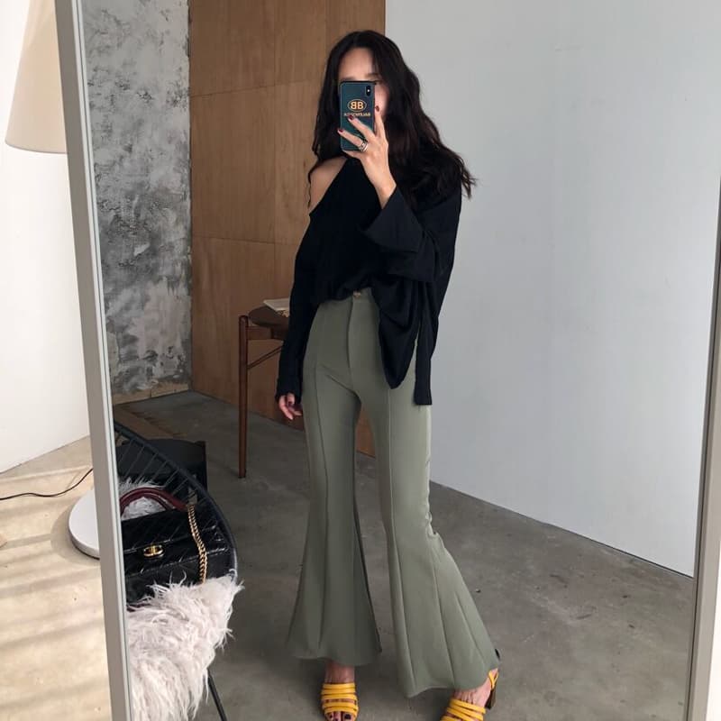 ネイビーコーデ 肩開きゆったりトップス