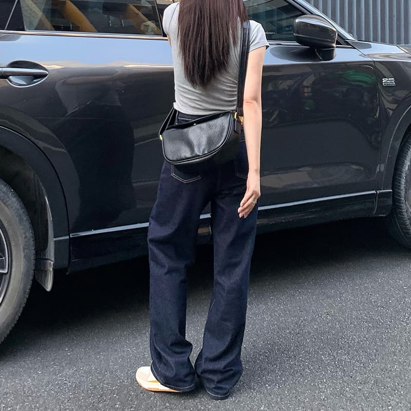 ネイビーコーデ ゆったりワイドデニムパンツ