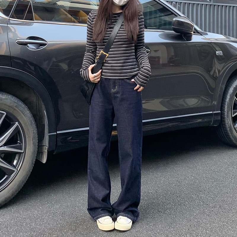 ネイビーコーデ ゆったりワイドデニムパンツ
