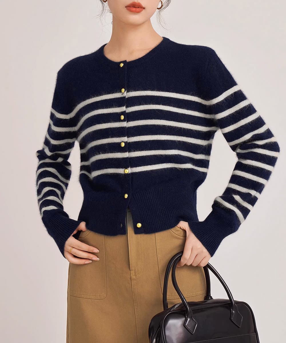 ネイビーコーデ ボーダーニットカーディガントップス金ボタン