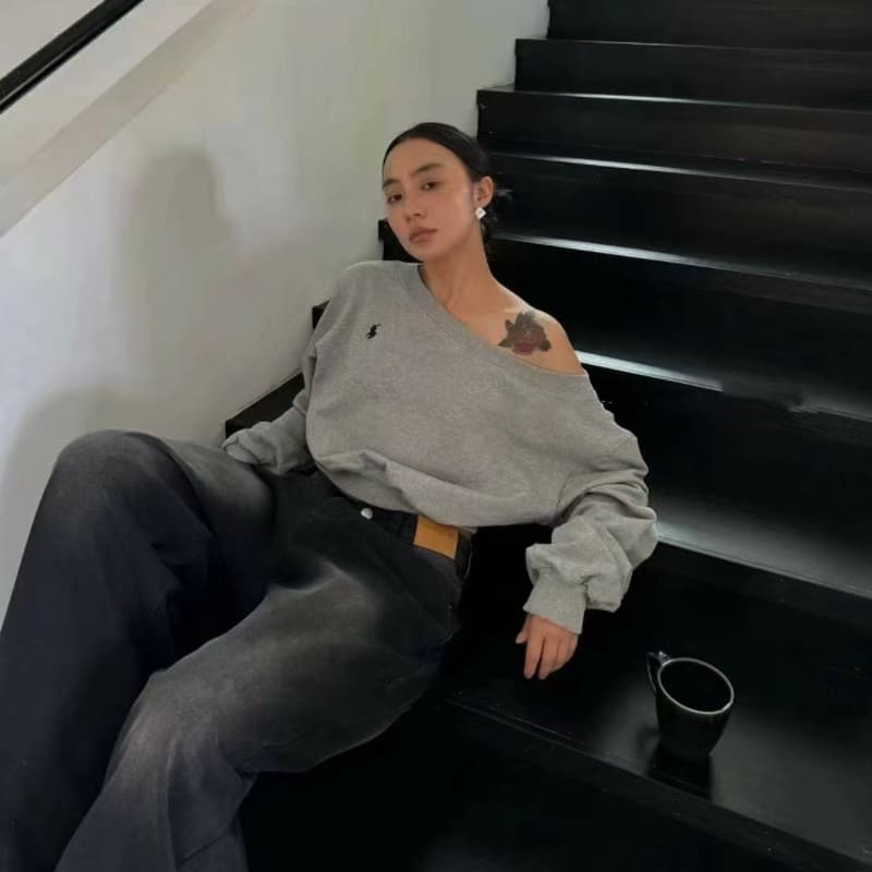 ネイビーコーデ オフショルダーゆるふわ長袖ニット