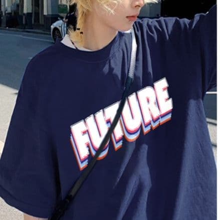 ネイビーコーデ 未来感覚プリント半袖Tシャツ