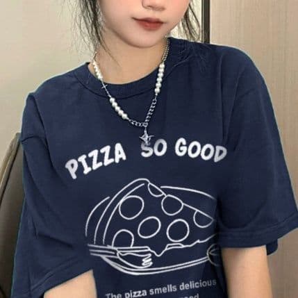 ネイビーコーデ おいしいピザ柄の半袖Tシャツ