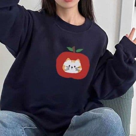 ネイビーコーデ りんごと猫の刺繍入りゆったりトップス