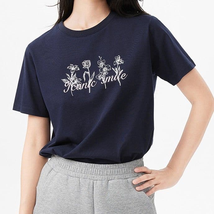 ネイビーコーデ 花柄刺繍入り綿素材半袖Tシャツ