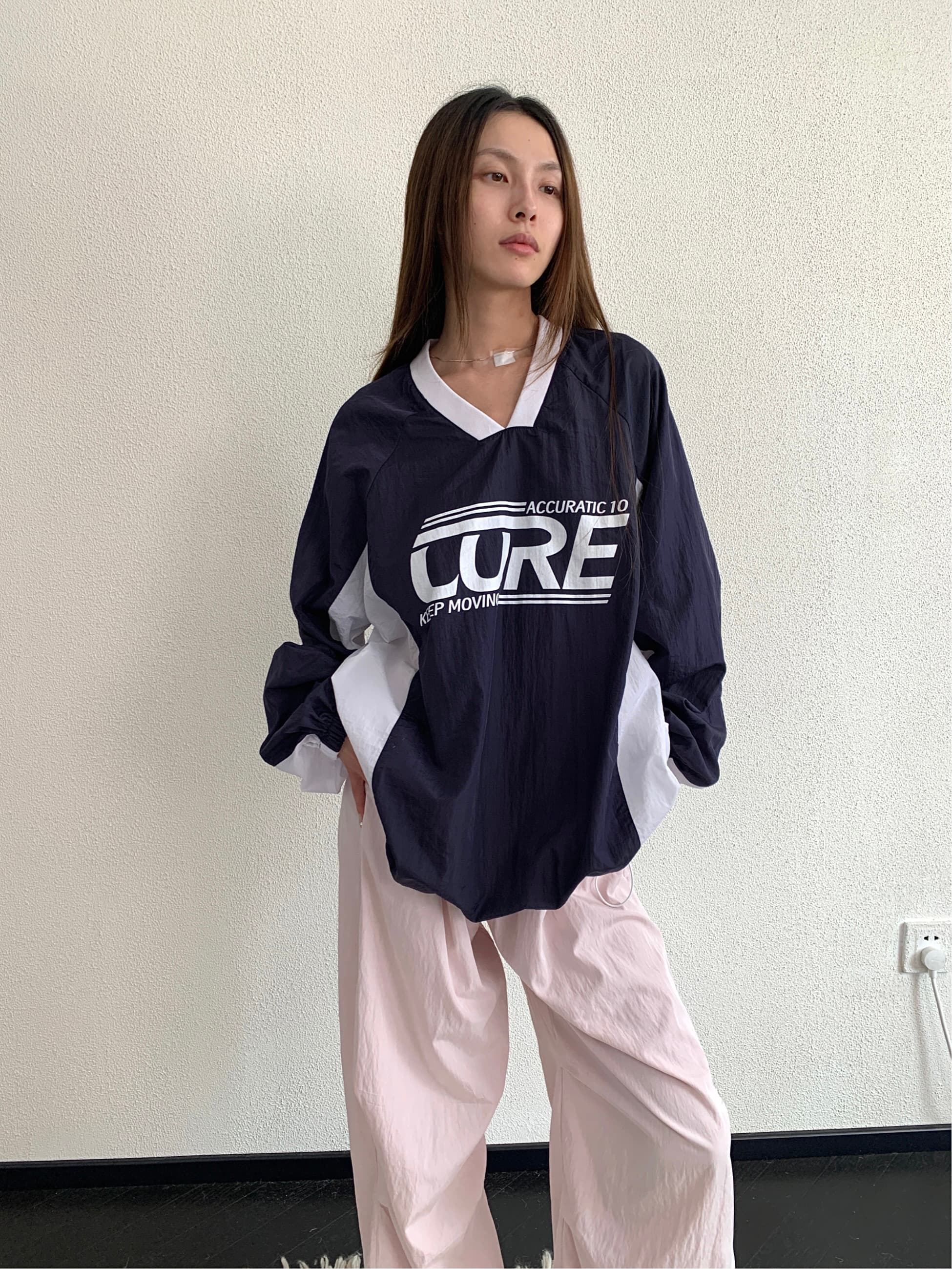 ネイビーコーデ スポーティ切替ゆったりプルオーバー