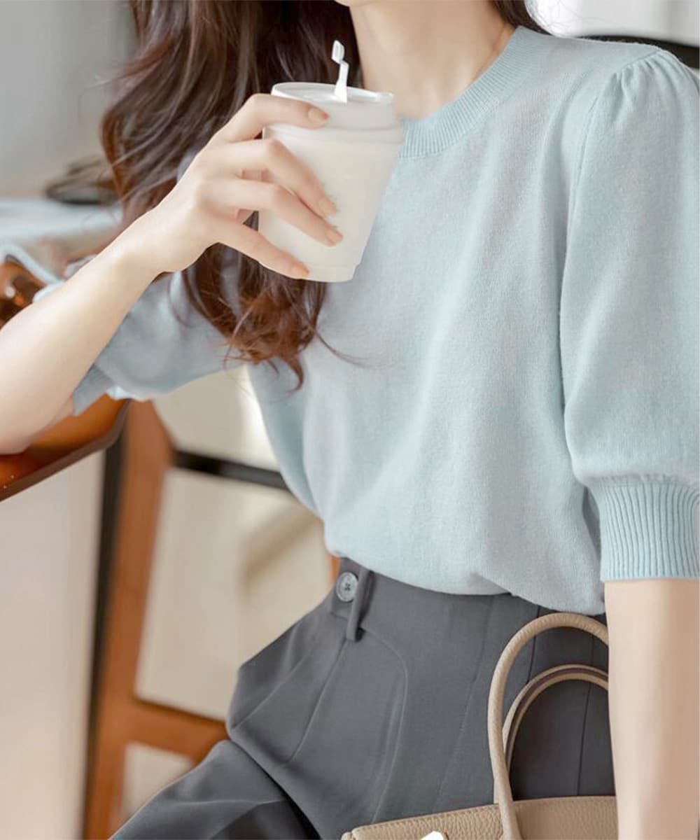 ネイビーコーデ 夏用ニット パフスリーブ オフィスカジュアル上着