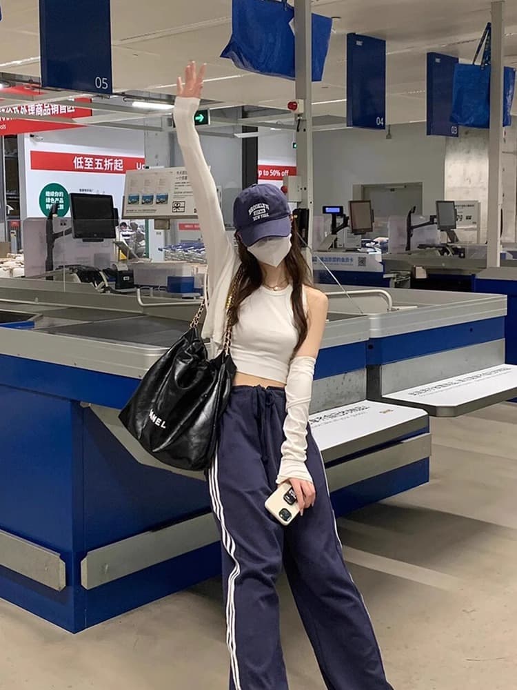 ネイビーコーデ ラインライトスポーツパンツ