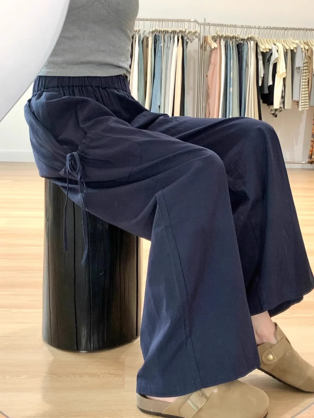 ネイビーコーデ ウエスト紐付き やわらかドレープワイドパンツ