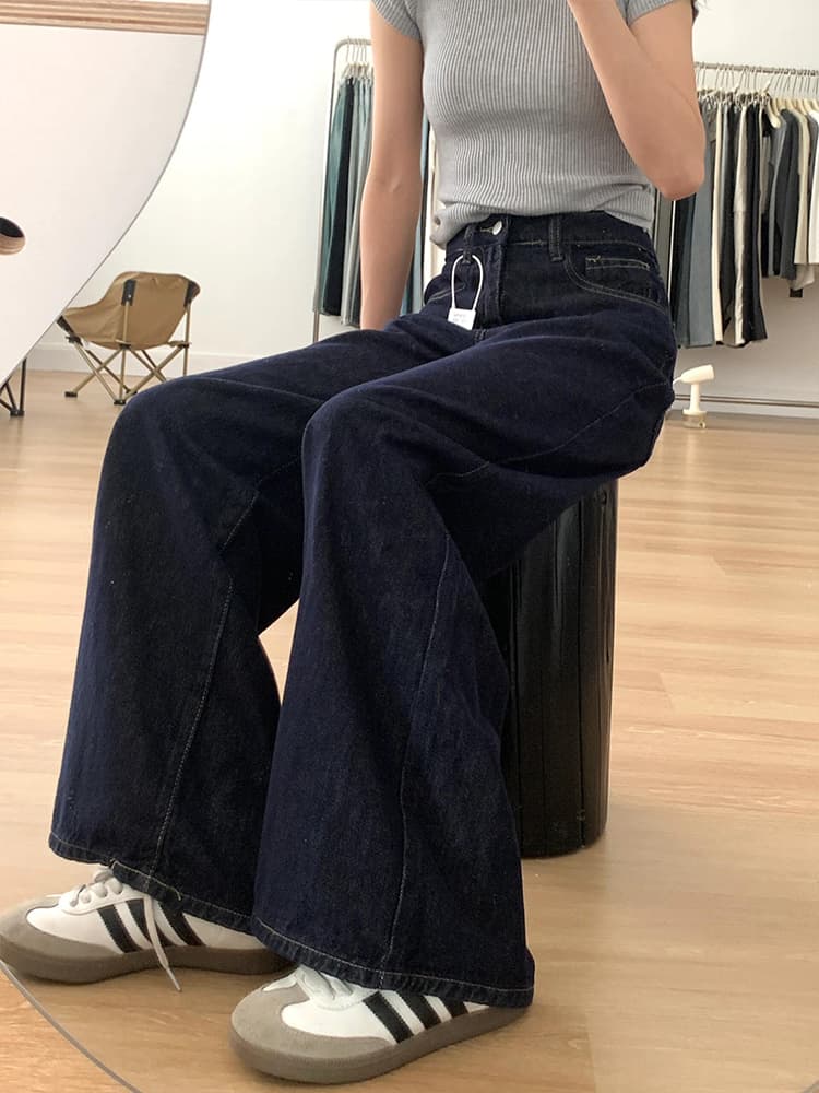 ネイビーコーデ ゆったりルーズデニムパンツ