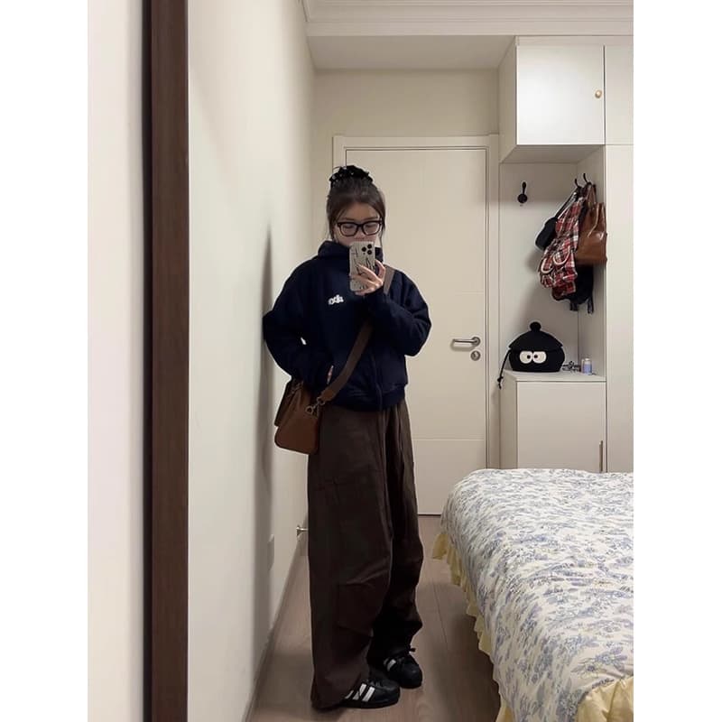 ネイビーコーデ ゆったりハイネックジップパーカー