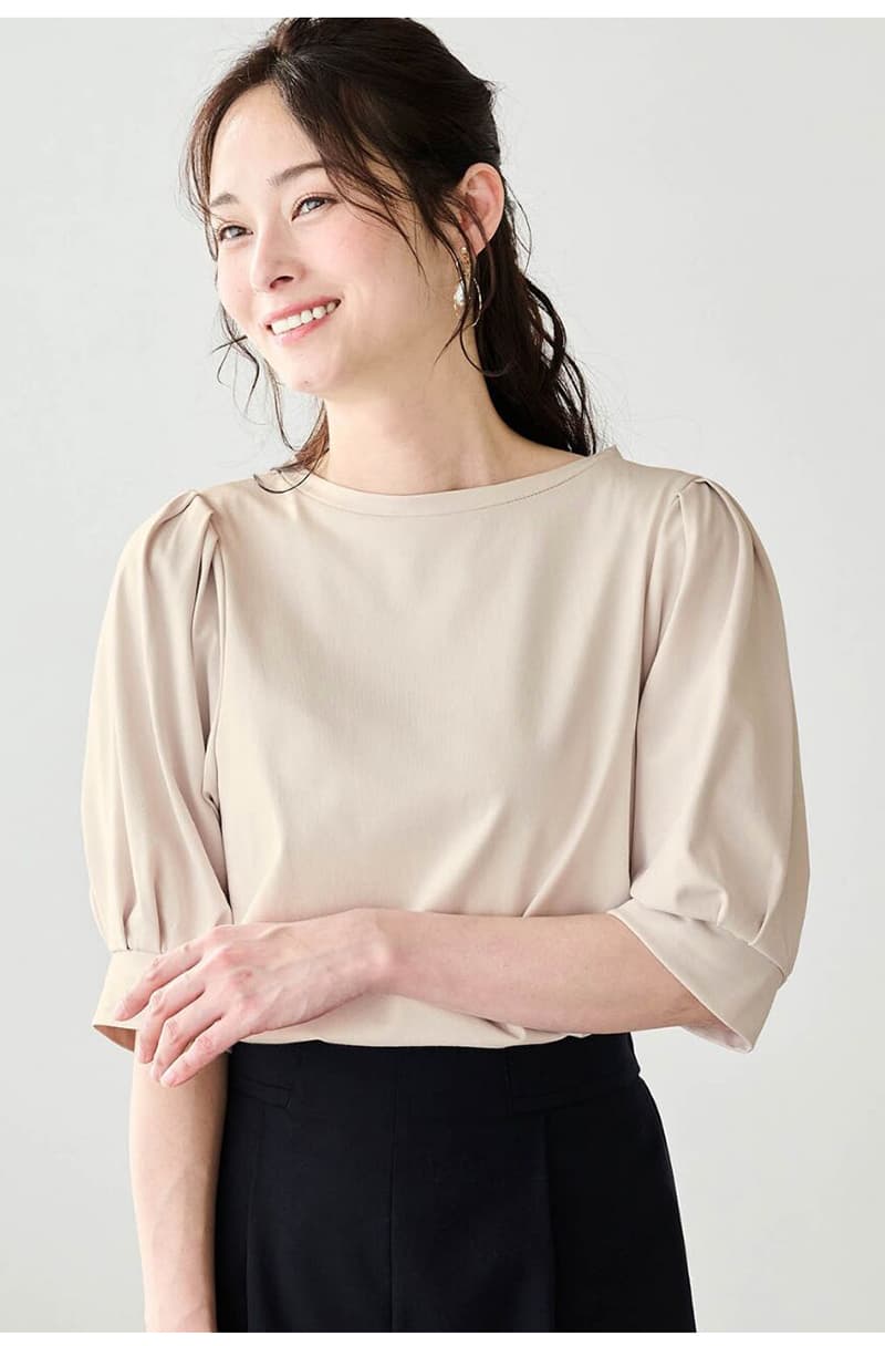 ネイビーコーデ ふんわり袖のやさしいプルオーバー