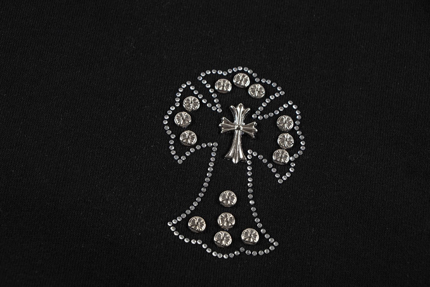 ネイビーコーデ 十字架刺繍入りジップパーカー